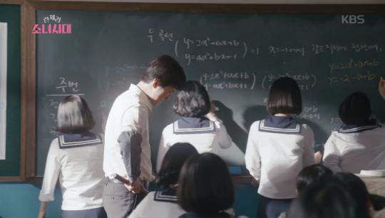 “폭력 아닌가요?” 란제리 소녀시대에 나온 충격적인 체벌 (영상)