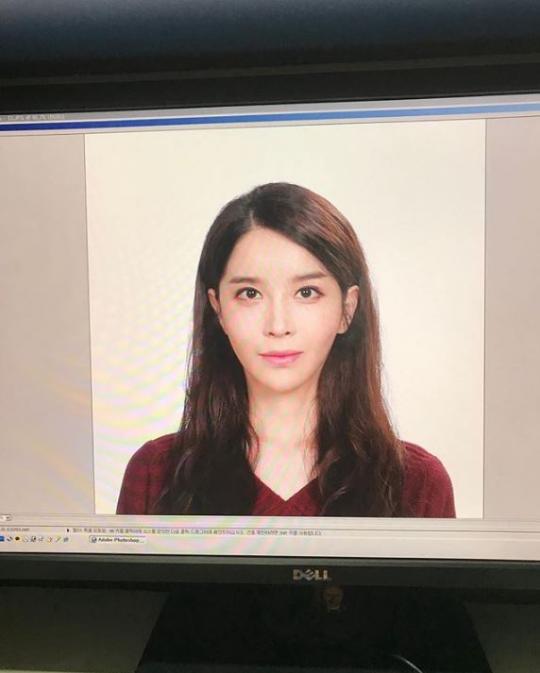 하리수가 재발급용으로 찍은 여권 사진