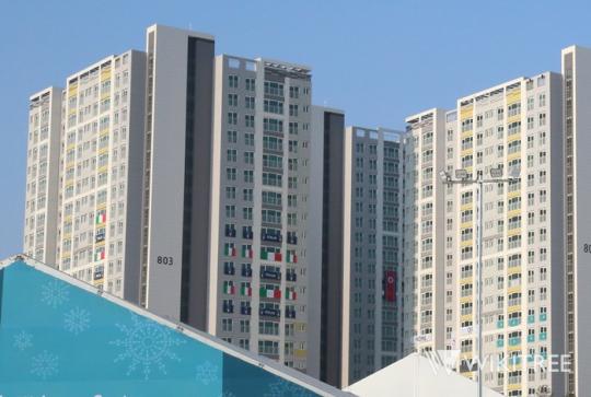 “핀 교환합니다!” 강릉 선수촌 앞 진풍경