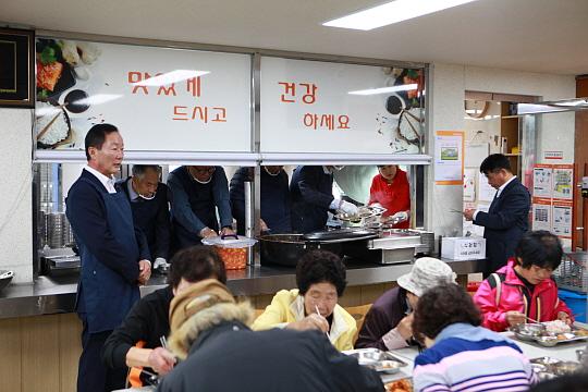 가평군의회, 노인복지관 찾아 배식봉사