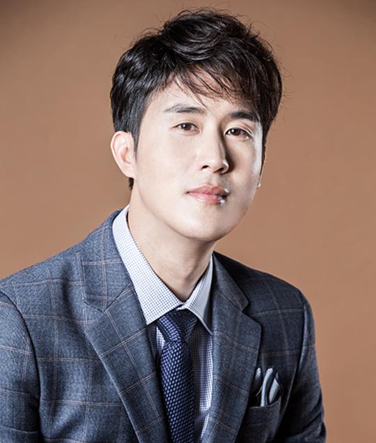 ‘트로트 아이돌’ 신유,  KIA타이거즈 승리기원 시구