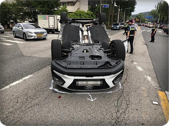 [현장포토] 도로에 뒤집어져 버린 승용차