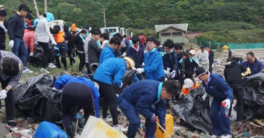 한국 대학생들이 16년째 일본 대마도서 쓰레기 청소를 했다는 소식이 알려지자… 