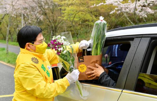 [포토] 장성군 ‘드라이브 스루 마켓’ 인기!