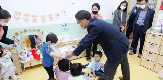 공무원연금공단, 직장어린이집 원아에게 ‘어린이날 선물’ 전달
