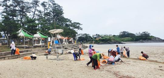 영광군, 민·관 합동 가마미해수욕장 청소 구슬땀