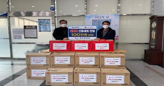 완주군 상관면 굿모닝마트, “저소득층 힘” 선물세트 전달