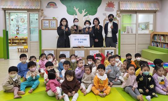 [포토]광주시 남구구립행복어린이집, 효덕동에 후원물품 기부