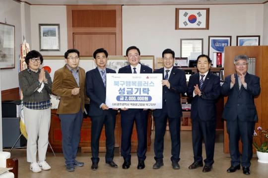 [포토]사)광주광역시 옥외광고협회 북구지부, 광주시 북구에 성금 기탁