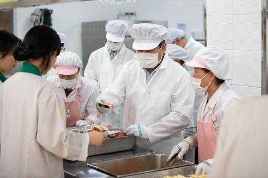 이정선 광주시 교육감,취임 1주년 맞아 광주자연과학고등학교 배식 봉사