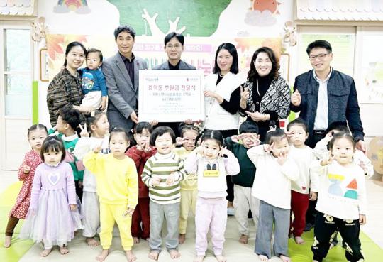 [포토]행복어린이집, 광주시 남구에 알뜰시장 수익금 전달