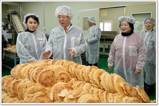[포토]김영록 전남도지사,순천 농업회사법인 쌍지뜰전통식품 방문