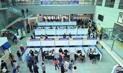기장군, 신세계사이먼 부산 프리미엄 아울렛 채용박람회 개최