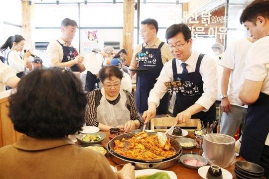 광주시 수완동 지사협, 돌봄·건강·복지 살피는 따뜻한 한끼 천원밥상 운영