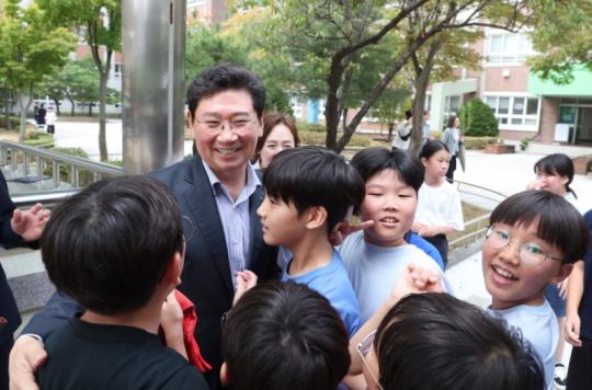이상일 용인시장, 고림초 정문 확장 현장 살피고 운동회 학생들 응원