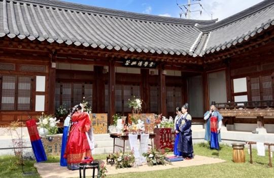 전남 강진 가우도 출신 새신랑, 사의재 한옥서 전통혼례 눈길