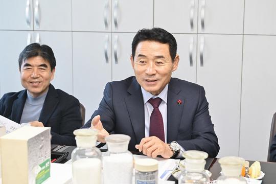 백영현 시장, 가산면 소재 ㈜포천수지 방문···기업 애로 청취