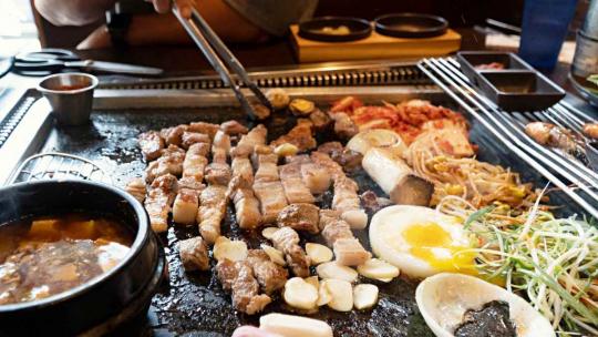 할머니 집 반찬이었는데…요즘 MZ 세대들이 삼겹살에 필수라는 의외의 한국 음식