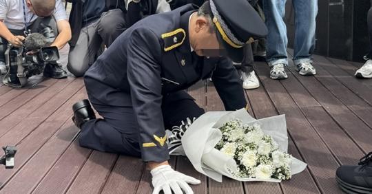 고 이재석 경사 당직 팀장 무릎 꿇어…유족 