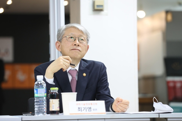 보안 업체 방문한 최기영 장관 이제 비대면 서비스 보안 챙길 때