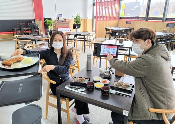 식당 주문부터 퇴식까지 비대면으로…KT·스마트캐스트, AI서비스로봇 기반 KDS 맞손