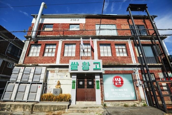 [유통가 Weekly] GS25 김밥 리뉴얼·성수동 햇반 팝업·스타필드 할로윈·프레시지-컬리 간편식 30%할인 등