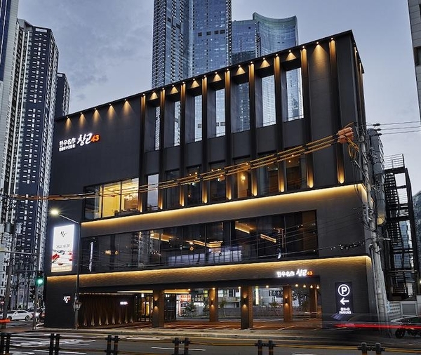 [유통가 Weekly] GS25 김밥 리뉴얼·성수동 햇반 팝업·스타필드 할로윈·프레시지-컬리 간편식 30%할인 등