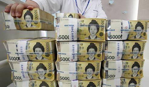 30대그룹, 투자 줄인 대신 현금 쌓았다…현금성자산 1년새 5.5조 증가