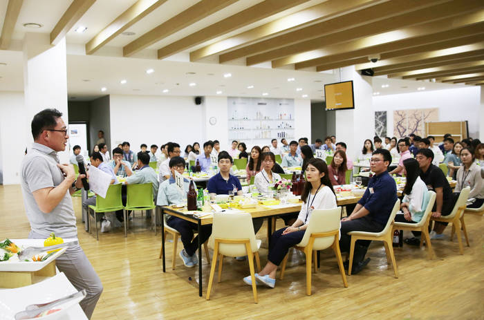 대웅제약 전승호 대표, 직원들과 점심·비어파티·등산... 소통경영 눈길
