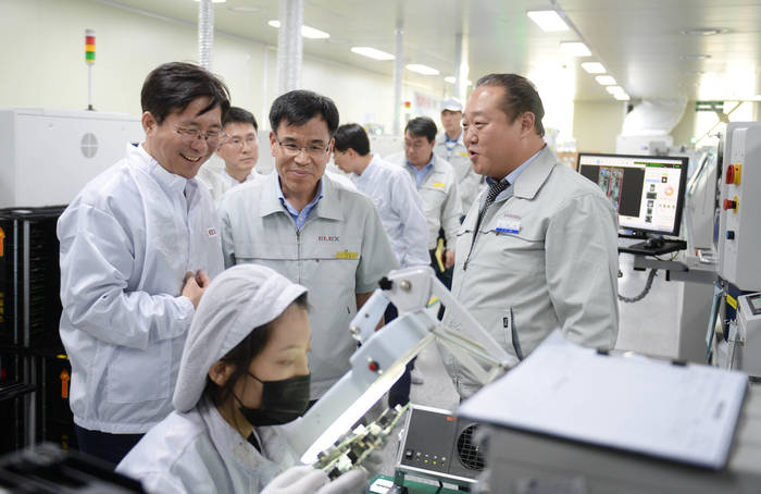 성윤모 산업부 장관, 천안 소재 자동차 부품업체 ‘우리산업’ 방문