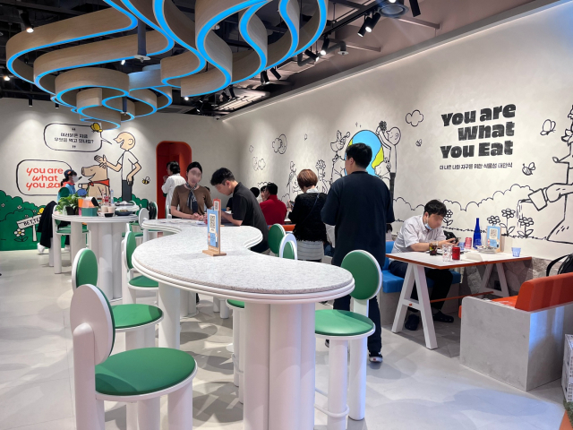 [현장] 신세계푸드, 코엑스에 식물성 대안식 레스토랑 ‘유아왓유잇’ 오픈…20여종 메뉴 판매