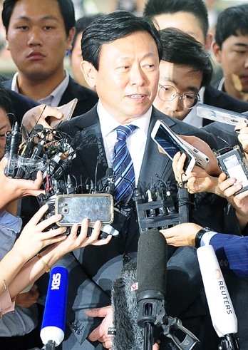 신동빈 회장 첫 국감 출석…롯데 비상체제 인력 총동원