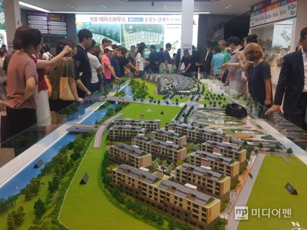 [분양탐방] ‘동탄2 중흥S-클래스 더테라스’ 8·2대책에도 견본주택 방문객으로 북적