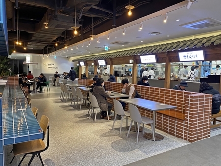 풀무원푸드앤컬처, 김포국제공항 푸드코트 ‘플레이보6 뉴트로’ 재개장