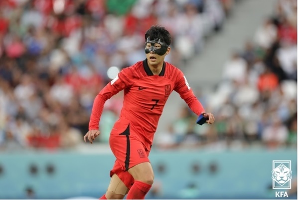 손흥민, 가나전부터 주장 완장 차고 뛴다…FIFA, 불량 완장 교체