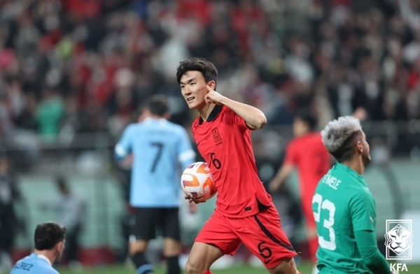 한국, 우루과이에 1-2 석패…황인범 골 빛 바래, VAR로 2골 취소도