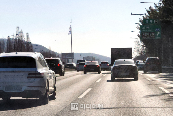 맑은 날씨에 서울 방향 고속도로 교통상황 다소 혼잡