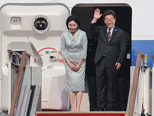 이재명 대통령, 김혜경 여사와 ‘첫 순방’...G7 정상회의 참석 위해 출국