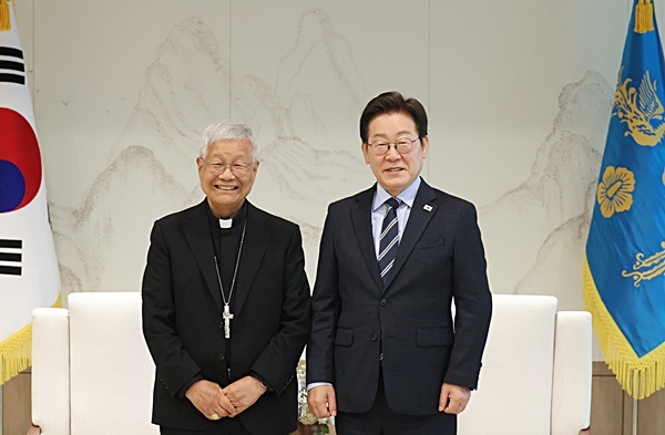 이 대통령, 유흥식 추기경 만나 “교황, 한국 오실 때 방북 제안”