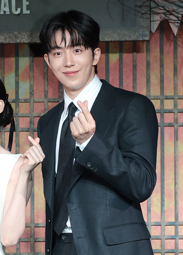Nam Joo Hyuk RENASCEU em "Donggung"! Idade, perfil e a transformação INSANA pós-serviço militar 👻🔥 0000036417 001 20260708115019959