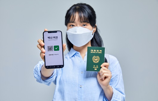 ‘위드 코로나’ 위해 ‘백신패스’ 도입...570만 미접종자, 불이익 많아지나