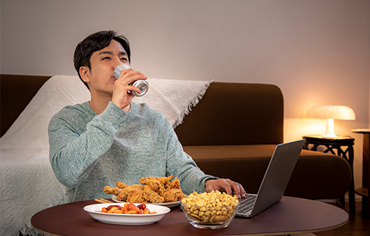 밤마다 식욕 폭발...습관처럼 야식 먹는다면 이 증후군일 수도
