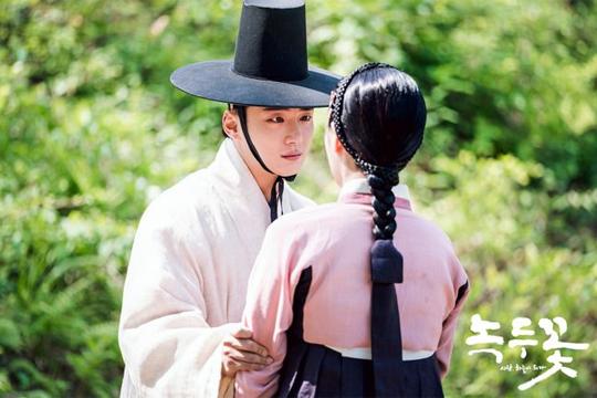 ‘녹두꽃’ 횃불을 들었든 우산을 들었든, 역사의 주인은 그들이다