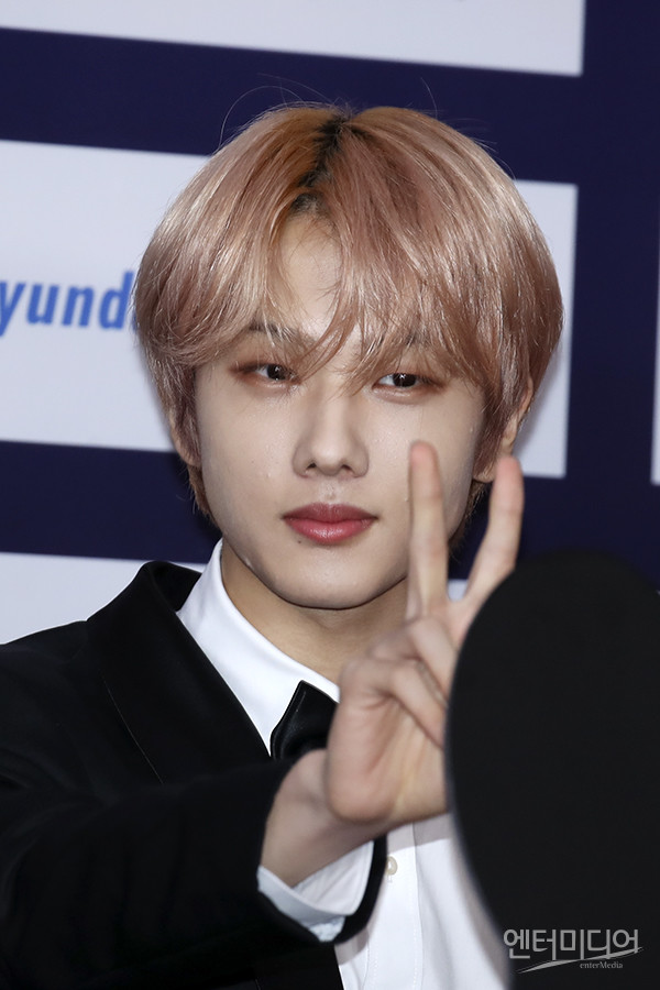 NCT 지성 손가락 두개로 팬들 마음 훔치는 중 [EM포토]