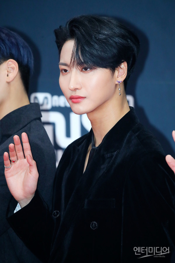 에이티즈 성화 멋짐 눈빛 [EM포토]