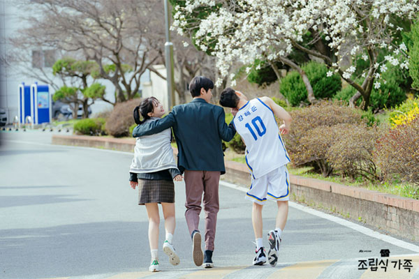 엄마는 없고 아빠만 둘, 성도 다르지만 더할 나위 없는 조립식 가족
