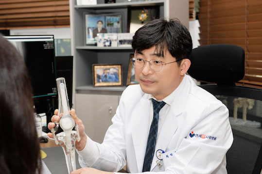 무릎이 시끈거리는 관절염, 자가골수 줄기세포 치료 가능할까?