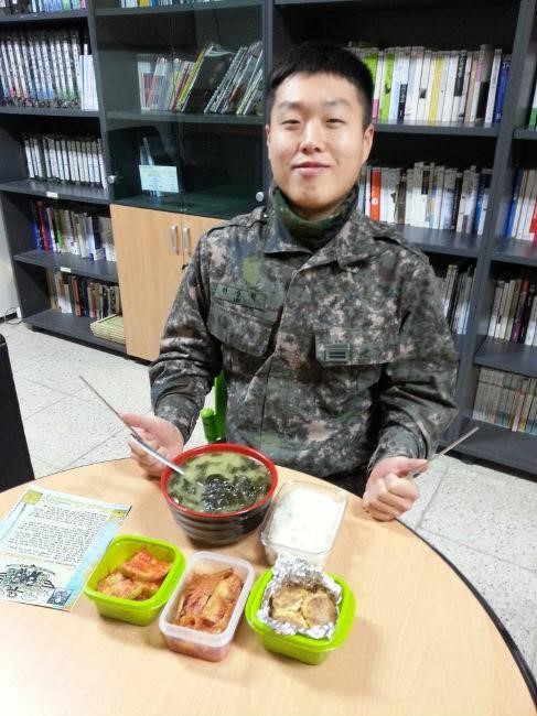 [심리전단] 생일 맞은 장병 위해 마담미<마음을 담은 미역국> 이벤트 열어