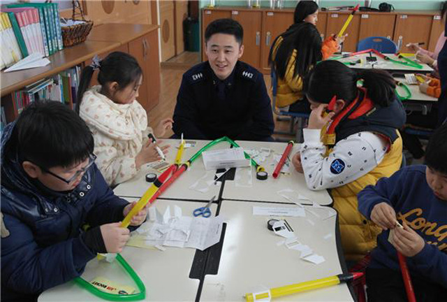 [공군교육사] 신기한 과학체험…꿈, 하늘 높이 날다