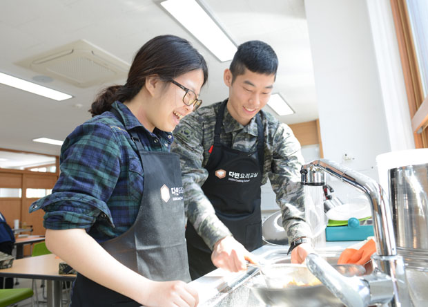 목욕·이발 돕고… 마음도 보듬었다